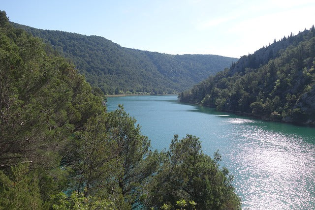 Image d'une rivière serpentant à travers les vallées boisées de la forêt de Croatie.